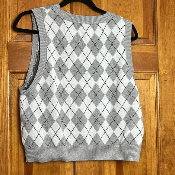 Women's Garage Size XL Gray and White Argyle Crop Sweater Vest - Picture 6 of 6